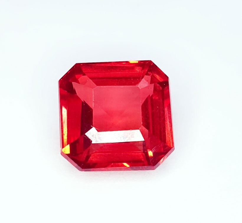 Saphir Padparadscha Naturel 10 Carats - Certifié RIF, Coupe émeraude, Non Traité, Sri Lanka