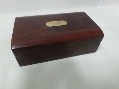 Reloj de bolsillo de cuarzo suizo colibrí y cuchillo de 2 hojas enchapado en oro caja de madera grabada - Imagen 11 de 16