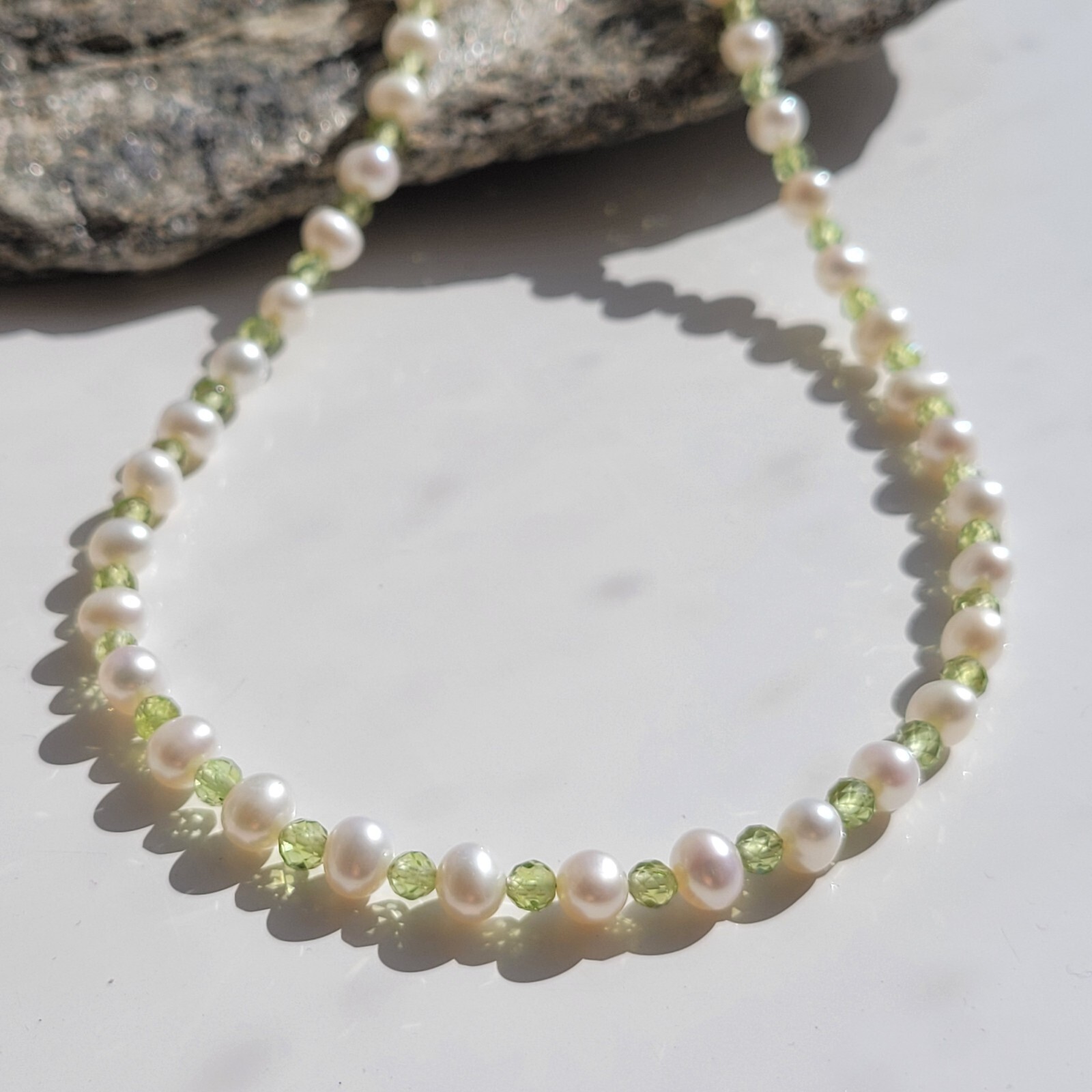 Collier argent et péridot éclatant avec perles de culture pour sublimer vos tenues d'été