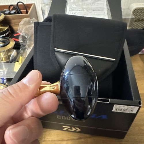 Carrete giratorio Daiwa 20 Saltiga 8000 H con perilla de mango Livre PT52 PE 625908 - Imagen 8 de 8