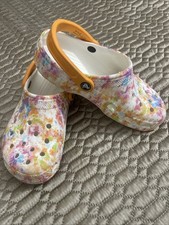 Crocs Youth Juniors size 7 classic clog. white/orange. excellent condition
