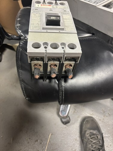 SIEMENS SENTRON MOLDED CASE SWITCH FXD63S250A 3-POLE 250 AMP 600 VAC USED - Picture 2 of 3