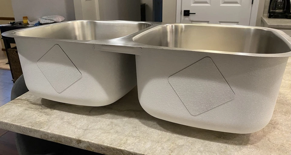 Fregadero de acero inoxidable Undermount 32-1/4" L x 18-1/2" W x 9" D Foto 4 de 4