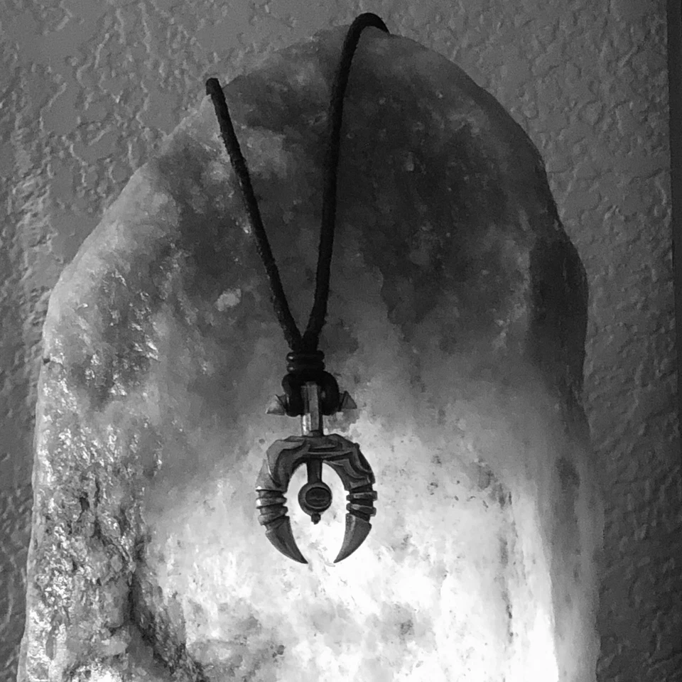 Collar con cordón de cuero negro Bico Australia con colgante en tono plata, único Foto 2 de 4