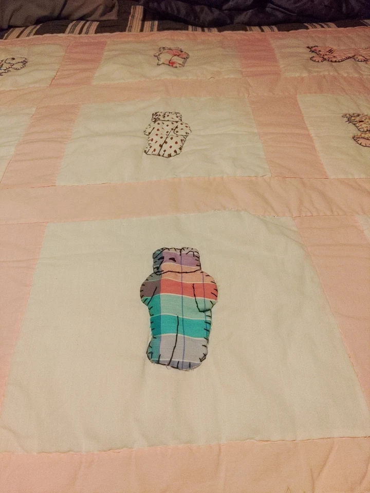 Manta de bebé rosa con patrón de bloques de conejito, oso de peluche y gatito cosida a mano Foto 3 de 4