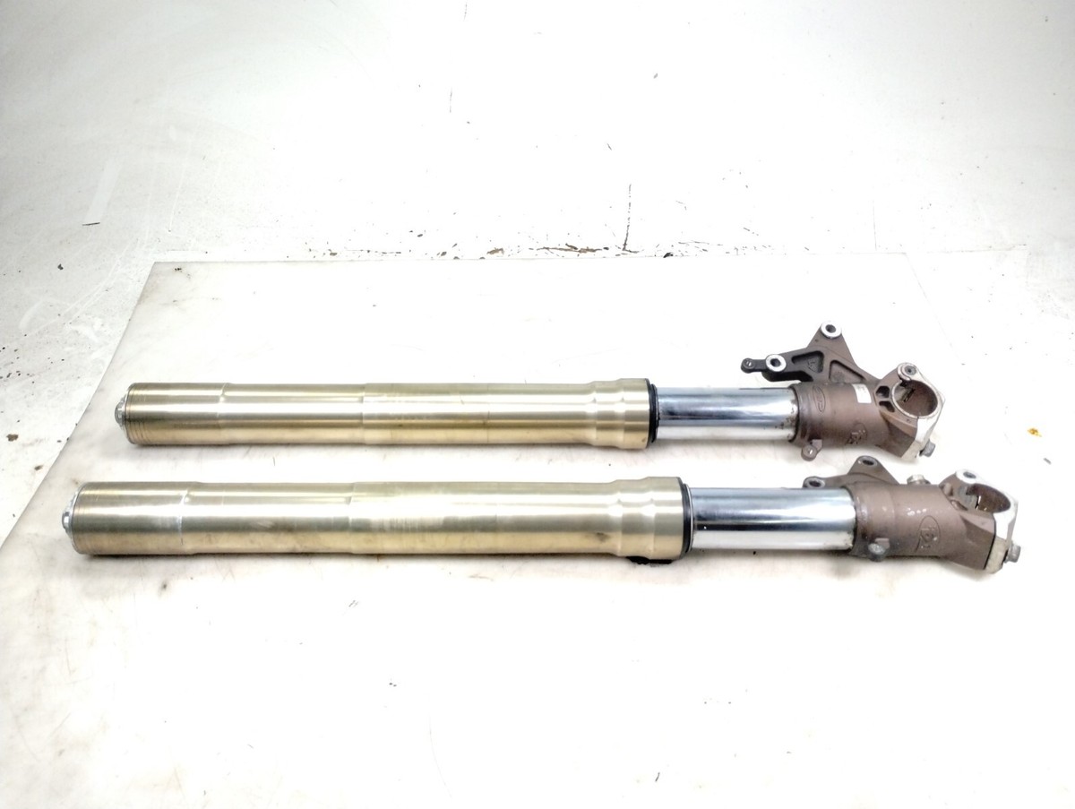 パート11 02 Triumph Speed Four 4 Front Upper Fairing Stay Mount