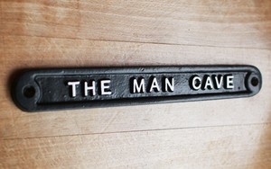 039-THE-MAN-CAVE-039-DOOR-SIGN-SHED-GARAGE-VINTAGE-SOLID-CAST-METAL-DAD-GIFT-HUMO-01bl