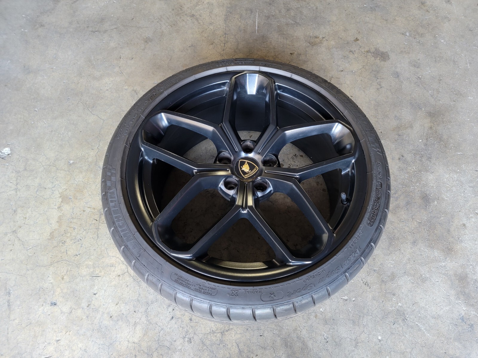 LAMBORGHINI HURACAN LP580 KARI FRONT WHEEL RIM WITH TIRE OEM 4T0601017 BLACK