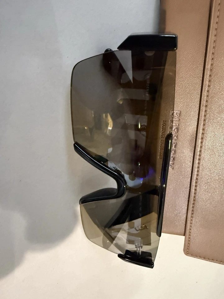 Gafas de sol Burberry BE 4291 3001/G rectangulares de plástico negro lentes espejadas doradas Foto 4 de 4