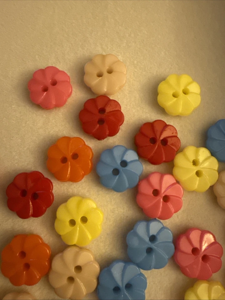 Lot Of 30 Two Holed 13 mm ( 1/2 In) Plastic Flower Buttons - Image 2 of 3