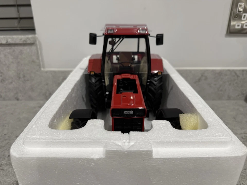 Universal Hobbies - Case International 1455XL (1986) - UH4159 - 1:16 - Mint/New - Image 3 of 4