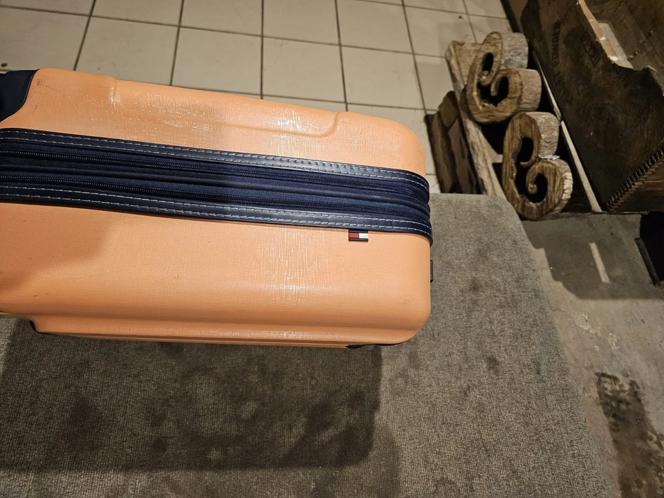 Tommy Hilfiger粉色滚轮行李箱  — 第 4/4 张图片