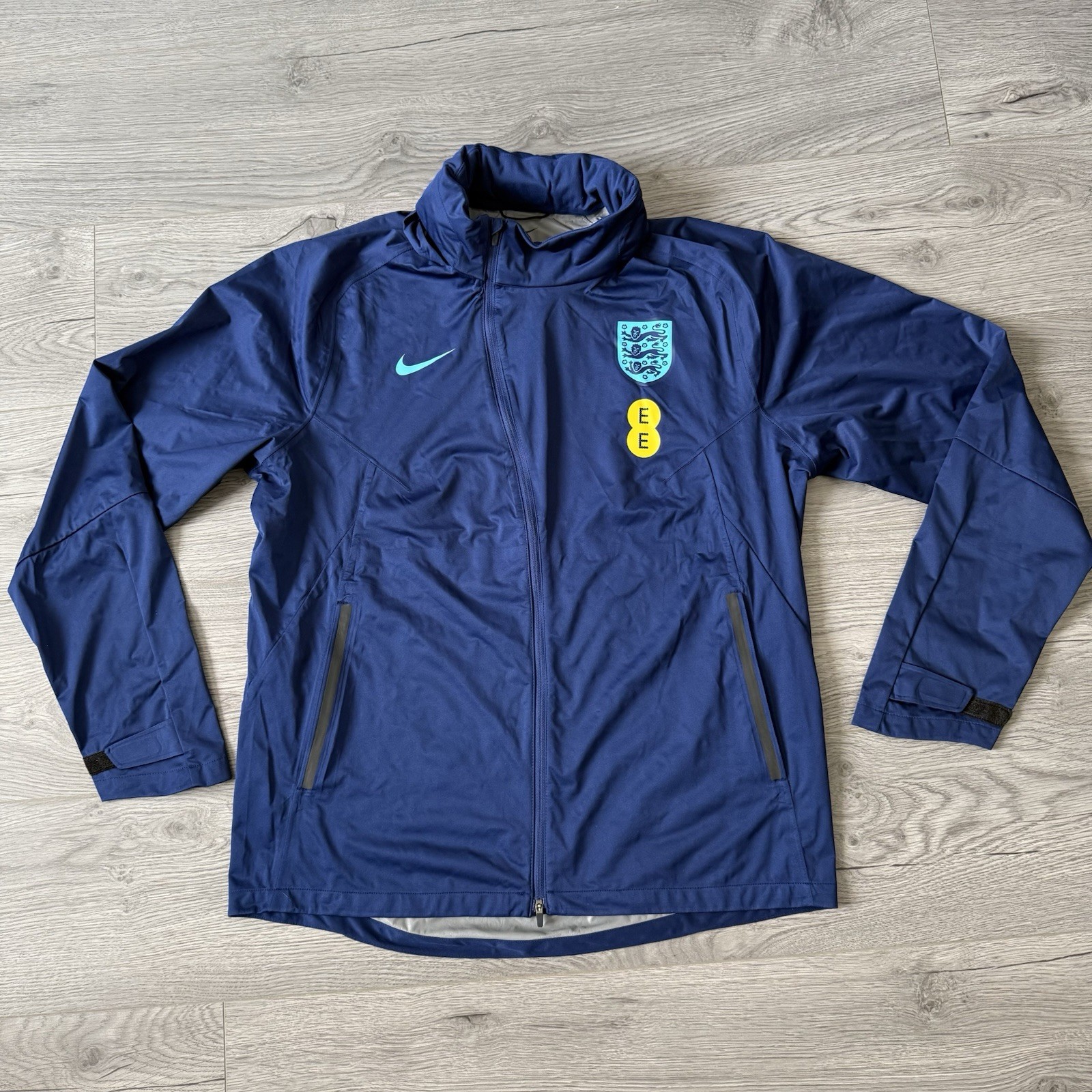 SACAI X NIKE Giacca impermeabile England Staff Issue Nike Storm Fit blu navy grande