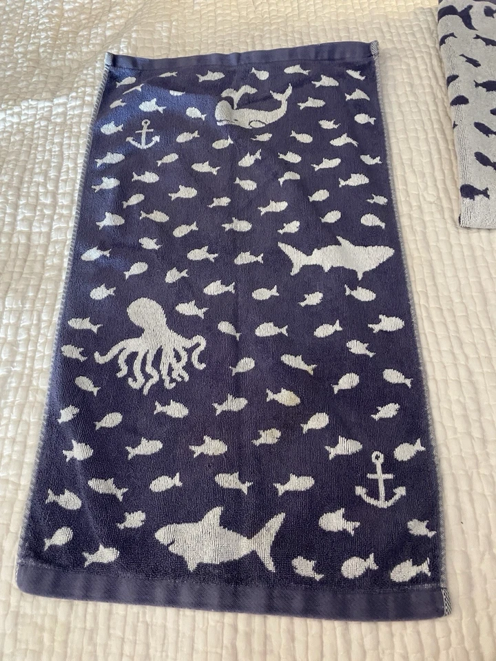 Juego de 2 toallas de mano vintage Pottery Barn para niños con estampado reversible de criaturas marinas Foto 4 de 4