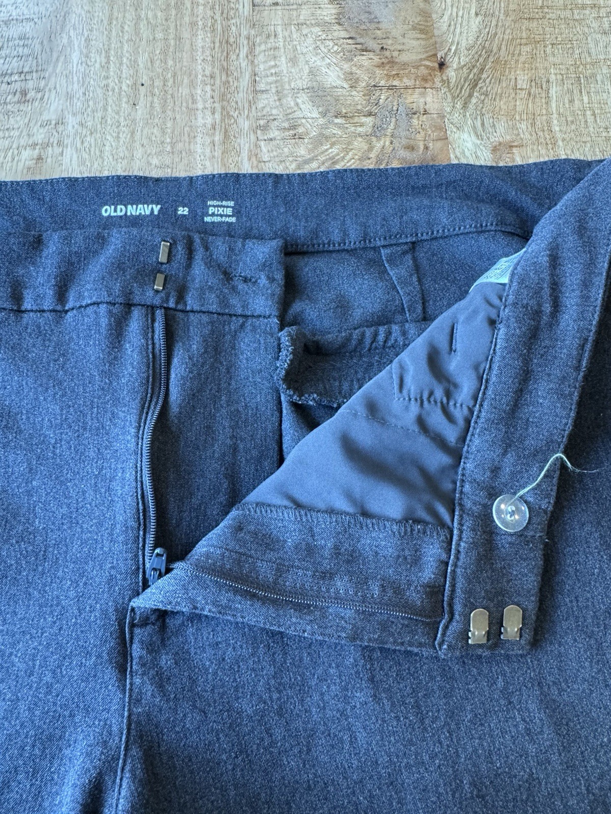 Old Navy Women's Solid Gray Pixie Pant Never Fade… - image 5