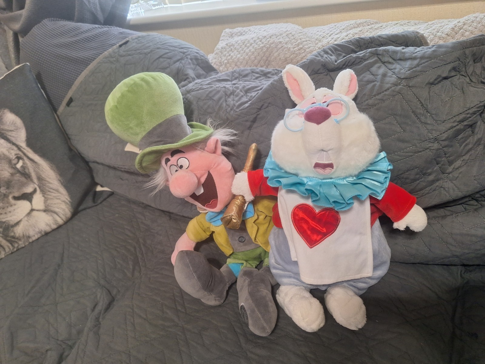 Disney Alicia en el País de las Maravillas Peluche Conejo Blanco Sombrerero Loco Mediano