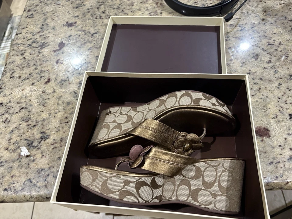 Sandalias de cuña Coach Signature con monograma Foto 2 de 2