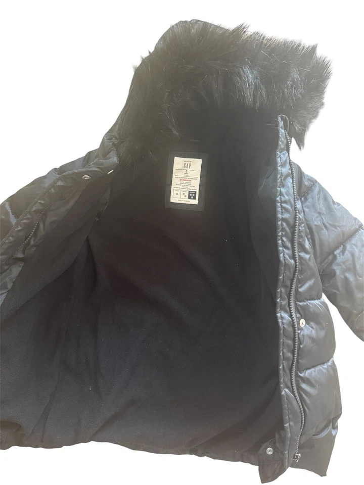 Chaqueta acolchada negra Gap Kids con capucha de piel sintética - talla 5 Foto 3 de 3