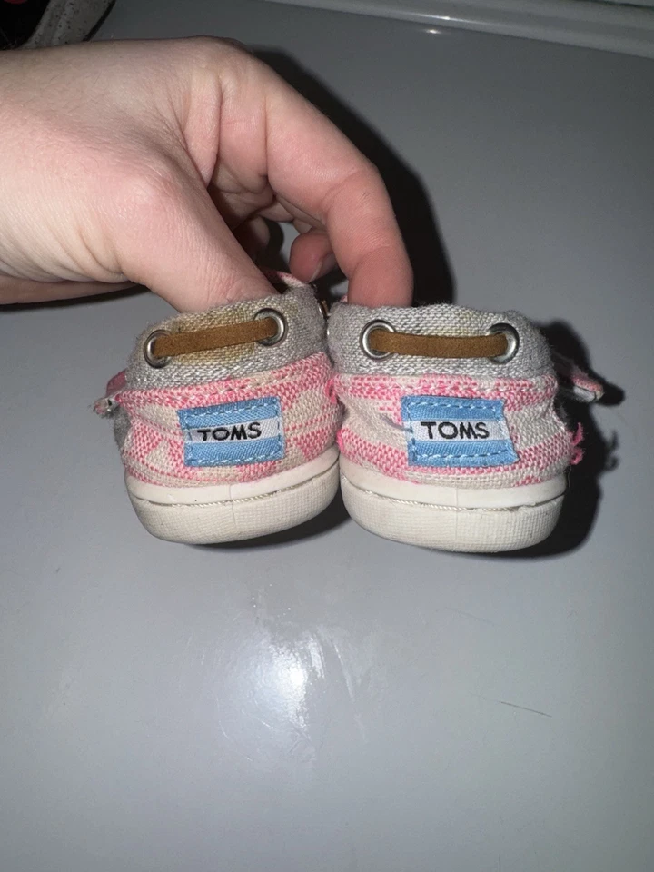 Zapatos Tom’s clásicos de Alpargata para niños pequeños Foto 2 de 4