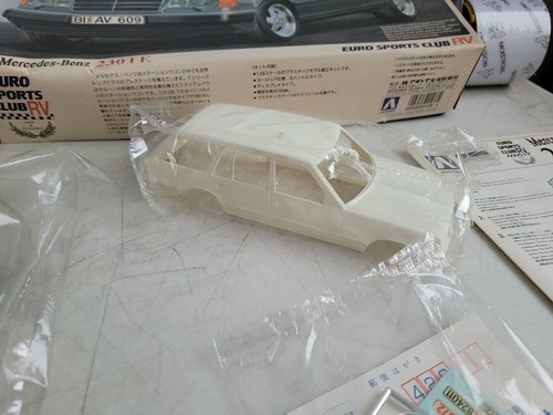 Aoshima 1/24 Mercedes Benz 230TE Euro Sports Club RV - Picture 14 of 16