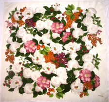 CHANEL Foulard  soie  en TBEG vintage et authentique 95x98 cm