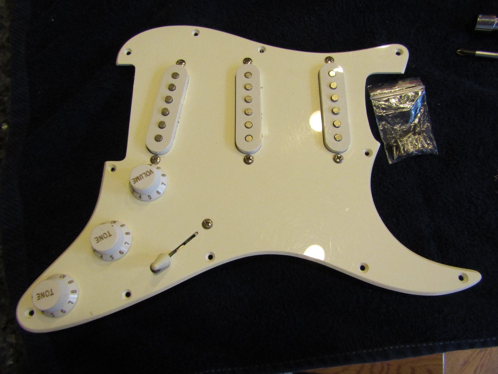 FENDER SQUIER AFFINITY STRATOCASTER SINGLE COIL LOADED PICKGUARD GUITAR