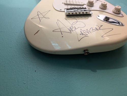 Avril Lavigne Autographed Signed Electric Guitar Light Yellow Squier Fender - Picture 17 of 24