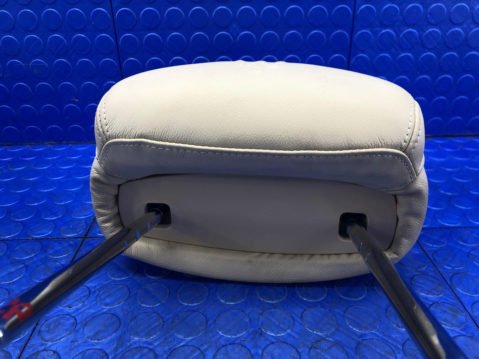 2017-2022 MASERATI LEVANTE OEM REAR RIGHT SEAT HEADREST BEIGE LEATHER