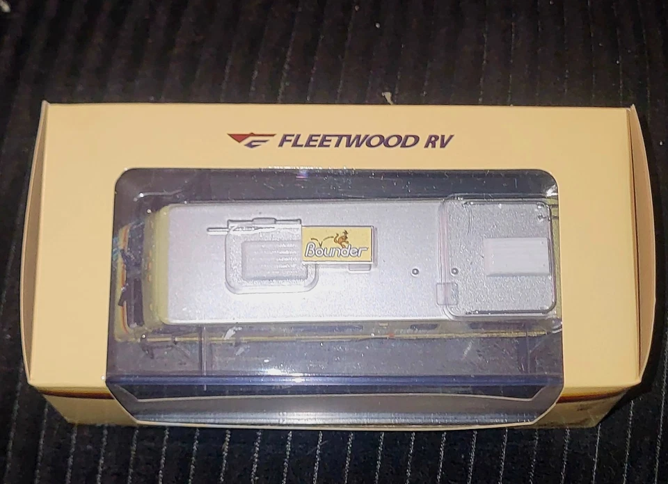 Autocaravana Fleetwood Bounder 1986 escala 1:64 ¡nueva en paquete! Foto 2 de 4