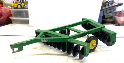 Ertl.1:16th. BAUERNHOF. JOHN DEERE. SCHEIBENEGGE. SCHEIBENGRUBBER. TRAKTOR GEZOGEN