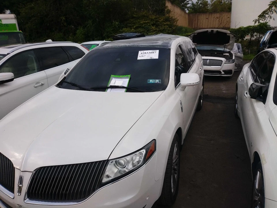 Used Rear Bumper Assembly Rear fits: 2015 Lincoln Mkt park assist w/tow package — 第 2/4 张图片