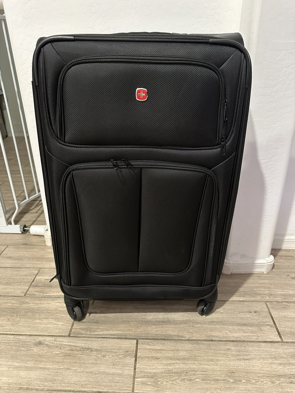 29 Inch Swiss Gear Suitcase with 360 Degree Wheels & Retract