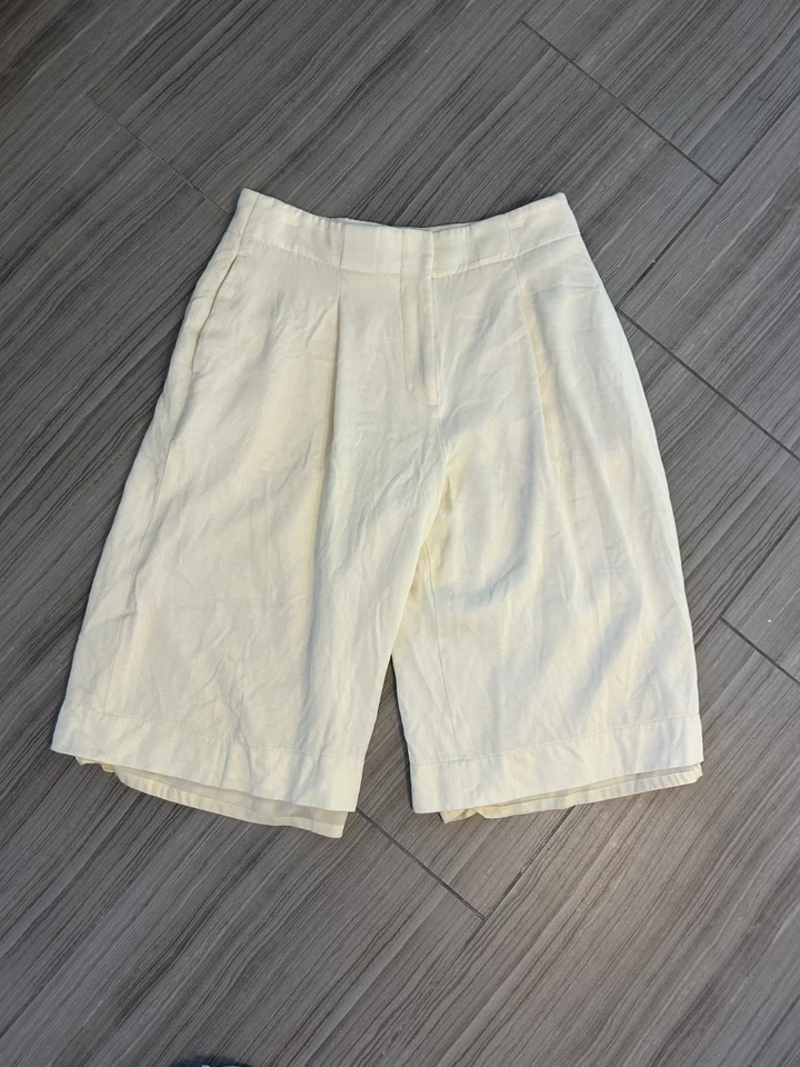 Bermudas plisadas para mujer Club Monaco beige talla 6