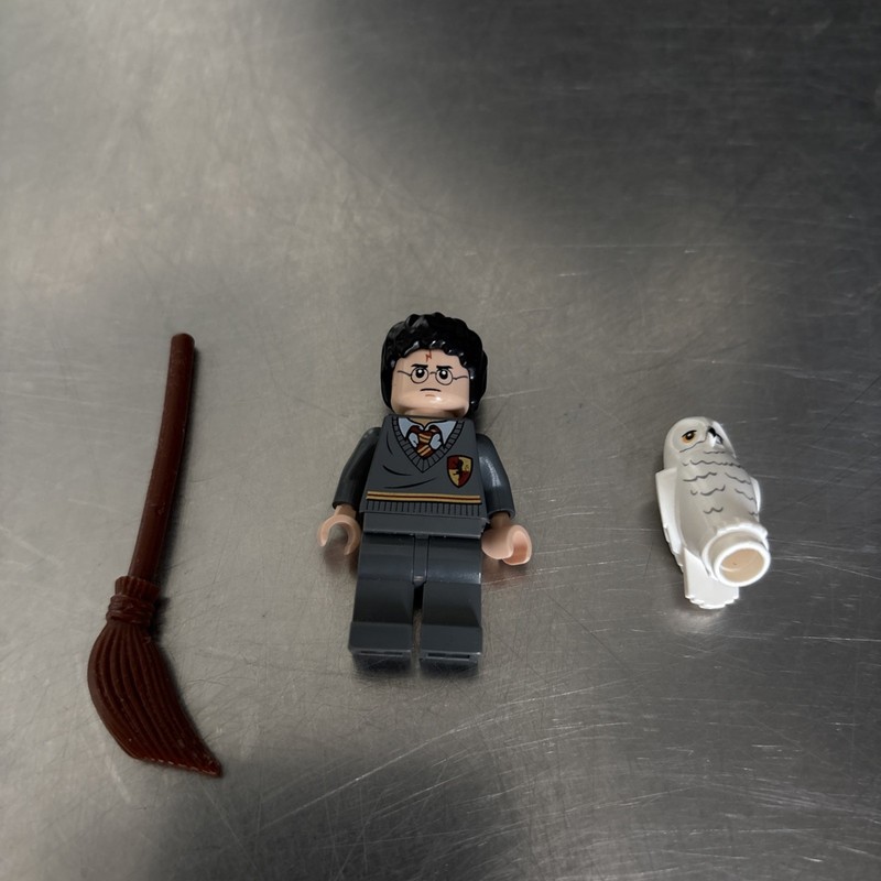 LEGO Harry Potter mini-figure, Griffindore Uniform  with broom and Hedwig