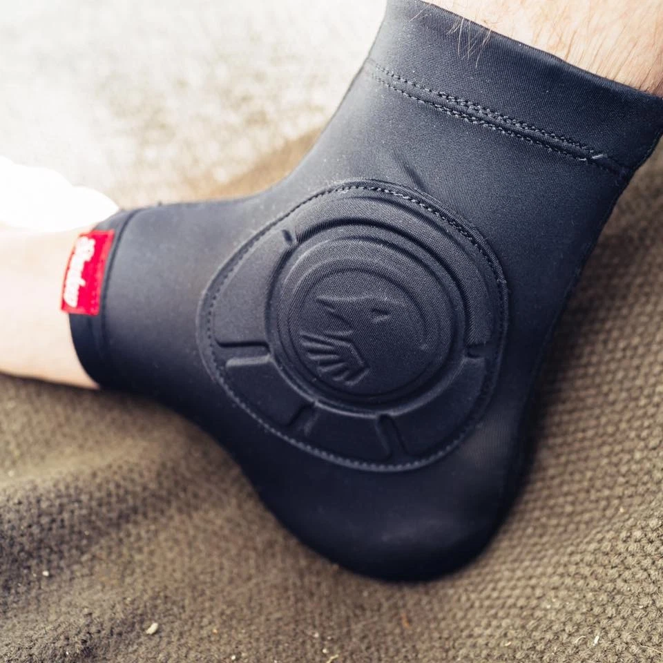 The Shadow Conspiracy Invisa-Lite Shin Guards - Thumbnail 4