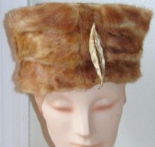 1950s Fur PILLBOX HAT w/VELVET TOP  GOLDTONE FEATHER PIN b2-9