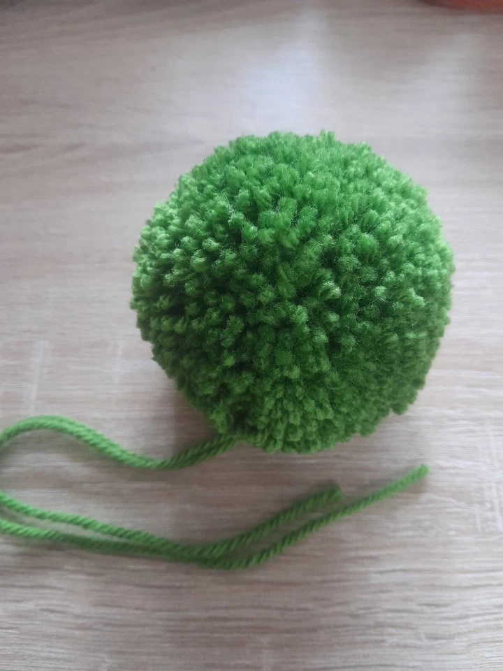 Pompón acrílico hecho a mano Foto 3 de 4