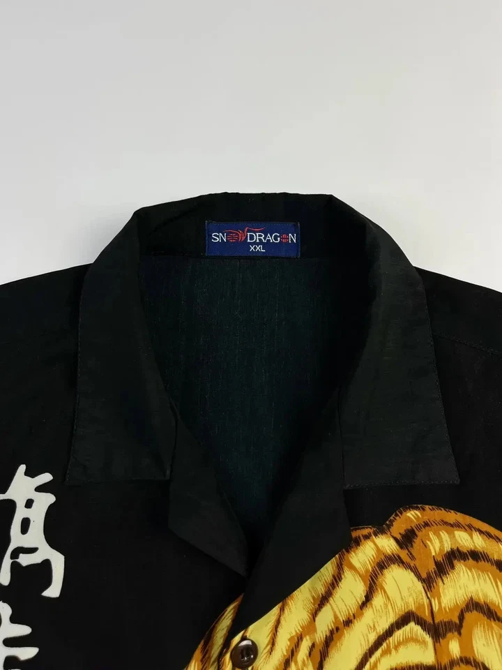 Camisa abotonada manga corta estampado tigre inspiración vintage Foto 3 de 4