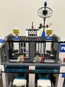 LEGO CITY Police Station 7498 /100% Complete Set w/ Minifigs & Instructions