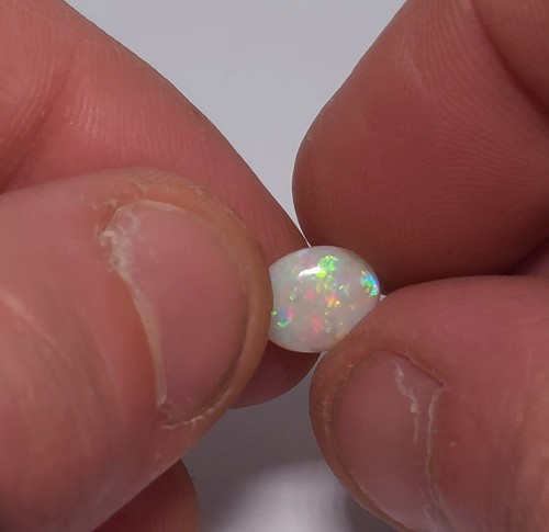 Australian Coober Pedy solid opal. 1.75ct. 10 x 8mm Calibrated oval. - Picture 5 of 7