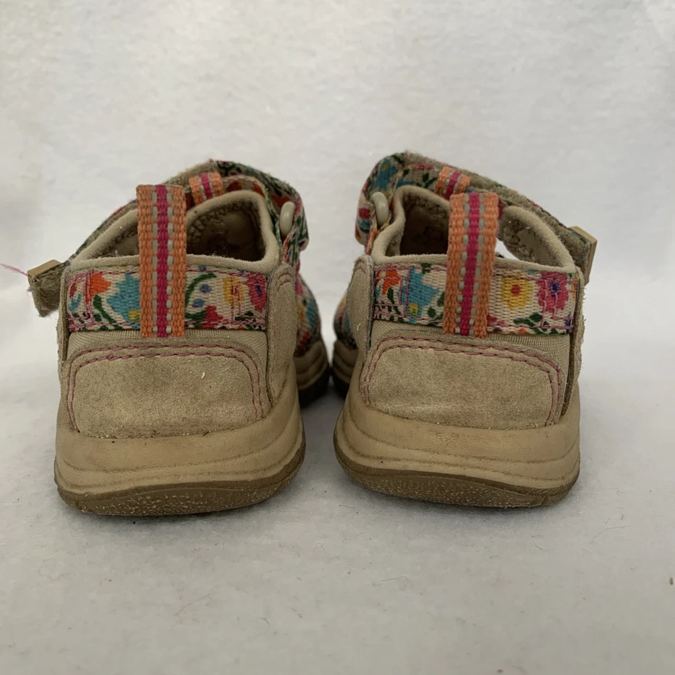 Sandalias deportivas acuáticas Newport H2 florales sin cordones al aire libre Keen para niñas pequeñas talla 5 Foto 4 de 4