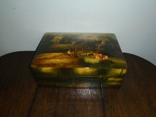 A Superb Vintage Hand Painted Large Domed Wooden Jewelry /Trinket Box . - Picture 3 of 12