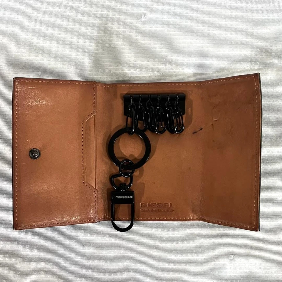 Estuche para llaves de cuero Diesel para hombre 6 filas patrón de cocodrilo muy buen estado lujo clásico elegante Foto 3 de 4