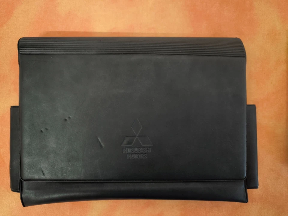 Manual original Mitsubishi Montero 3.2 DiD 2004 + funda y libros oficiales - Imagen 2 de 4