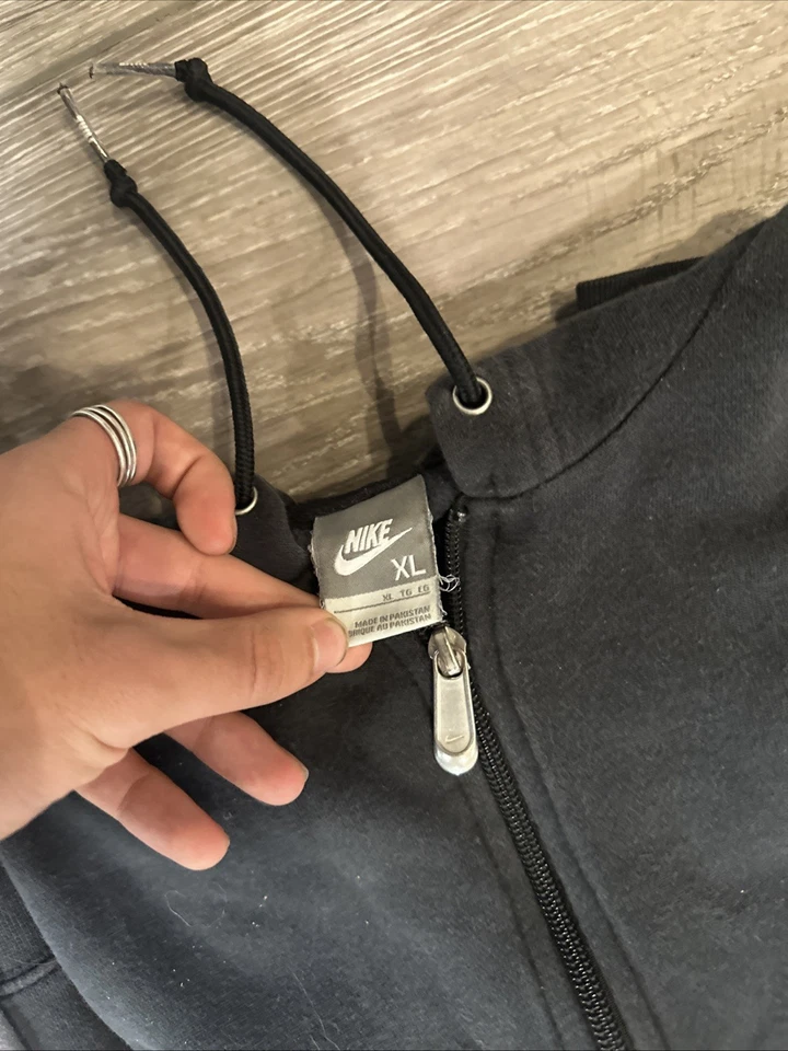 LOTE NIKE 12 Pares de Sudaderas, Etiqueta Plateada Nike Cremallera, Sudadera con Capucha Nike, Pantalones Cortos Nike Años 70 Foto 3 de 4