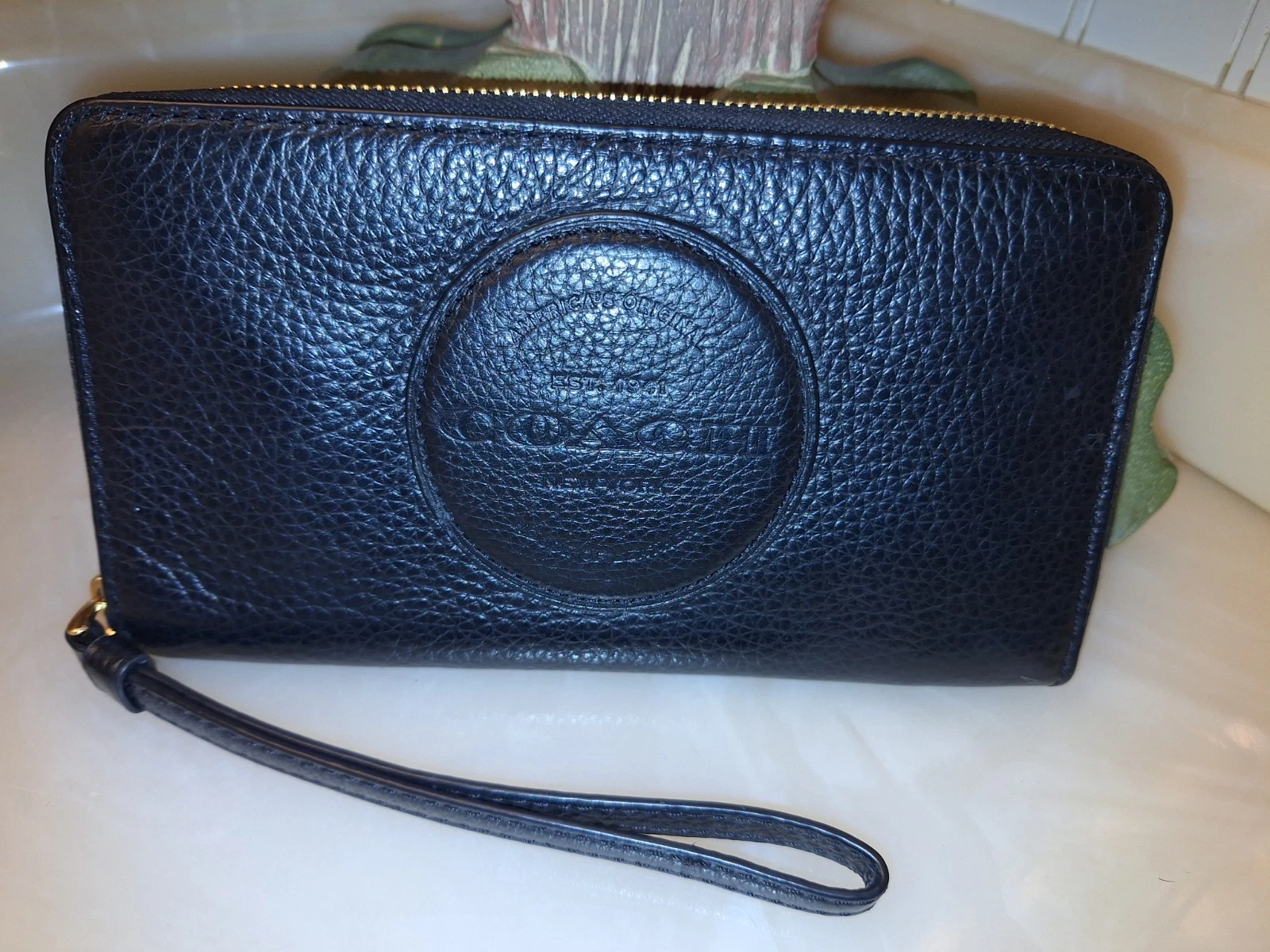 Coach Dempsey Portafoglio da polso in pelle nera con ciottoli grande e cerniera C4111