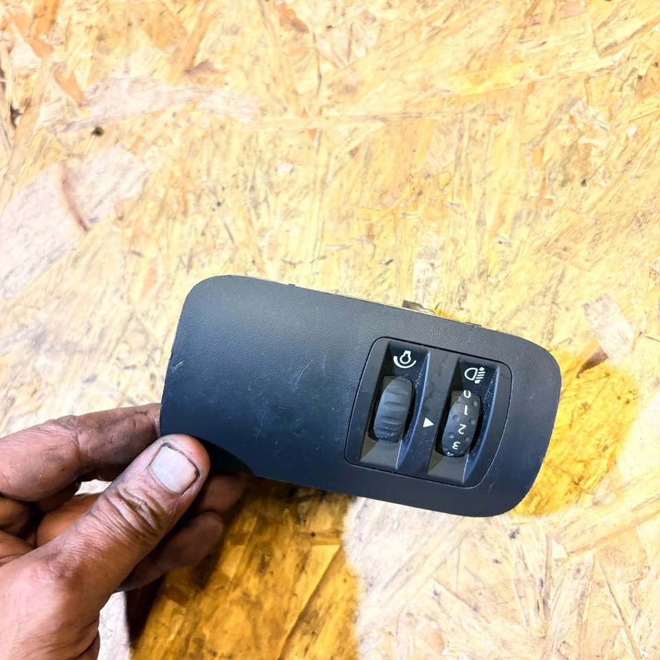 RENAULT MEGANE 2005 HEADLIGHT ADJUSTER LEVEL SWITCH 88020001 - Image 3 of 4