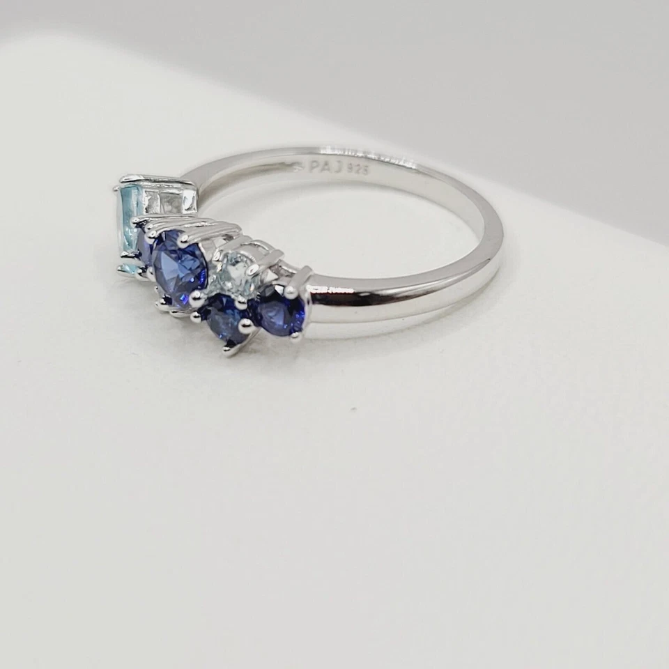 Impresionante anillo de banda de zafiro azul simulado de corte redondo enchapado en oro blanco de 14 k Foto 3 de 4