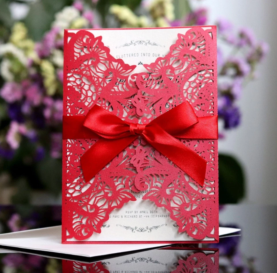 Tarjeta de invitación de boda corte láser perla hueca con cinta de sobres todo en uno Foto 2 de 4