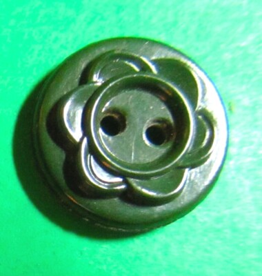 (1) VINTAGE 5/8'' FLORAL DESIGN GREEN PLASTIC 2-HOLE #28 COLT BUTTON-M741